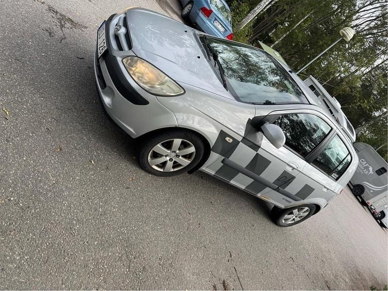 Grå Begagnad 2006 Hyundai Getz Halvkombi | 22 500 kr (Marknadspris) - Bild 1/4