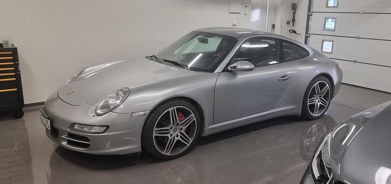 Grå Begagnad 2007 Porsche 911 Carrera 4S Sport Sportkupé | 550 000 kr - Bild 1/4