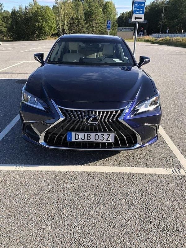 Blå Ny 2025 Lexus ES300H Limited Edition Sedan | 488 000 kr (Marknadspris) - Bild 1/4