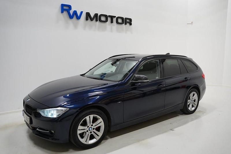 Blå Begagnad 2013 BMW 320 Sport Line Kombi | 119 700 kr (Marknadspris) - Bild 1/4