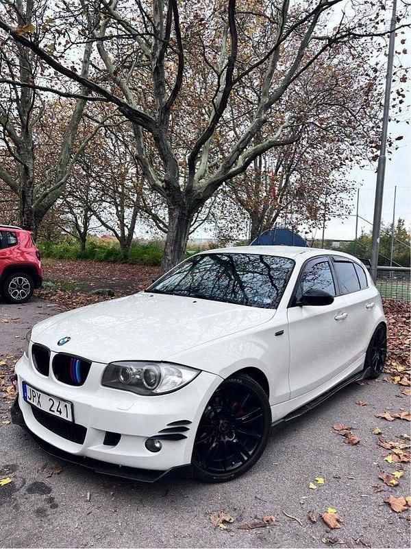Vit Begagnad 2009 BMW 118 Advantage Halvkombi | 70 000 kr (Lite dyr) - Bild 1/4