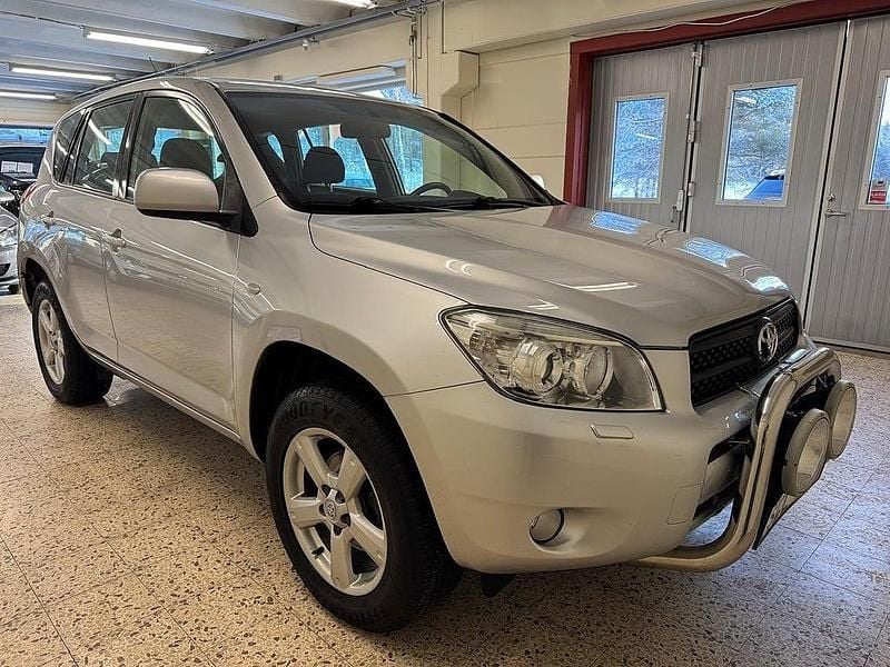 Silver Begagnad 2007 Toyota RAV4 SUV | 84 900 kr (Marknadspris) - Bild 1/4