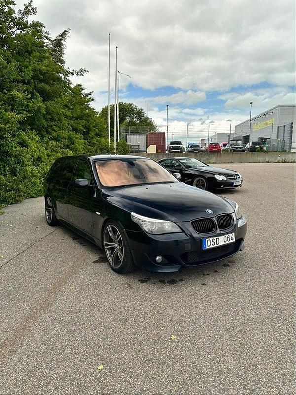 Blå Begagnad 2008 BMW 530 M Sport Kombi | 59 500 kr (Marknadspris) - Bild 1/4