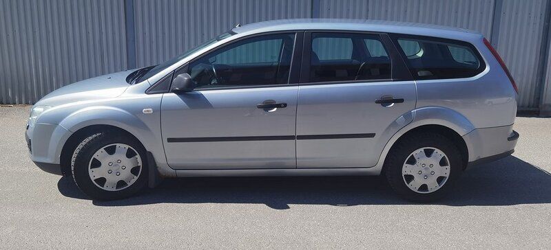 Begagnad Ford Focus 116 HK (85 kW) 2005 Silver Kombi