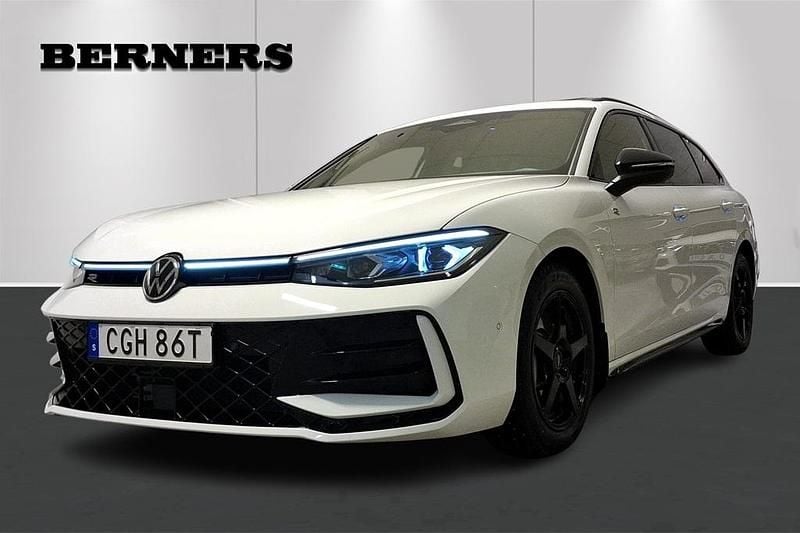 Vit Begagnad 2025 VW Passat R-line Kombi | 459 900 kr (Marknadspris) - Bild 1/4