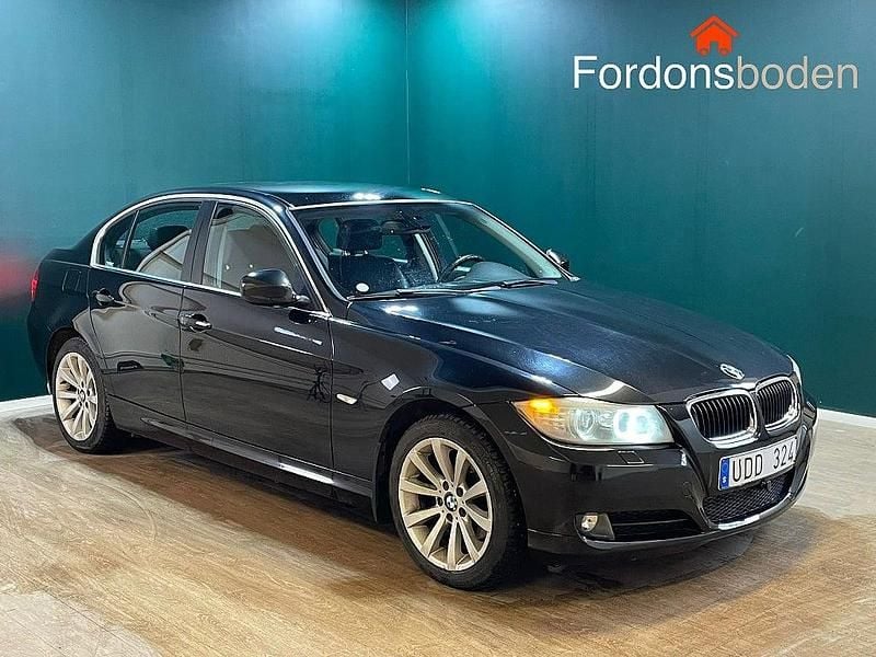 Svart Begagnad 2010 BMW 320 Sedan | 104 900 kr (Marknadspris) - Bild 1/4