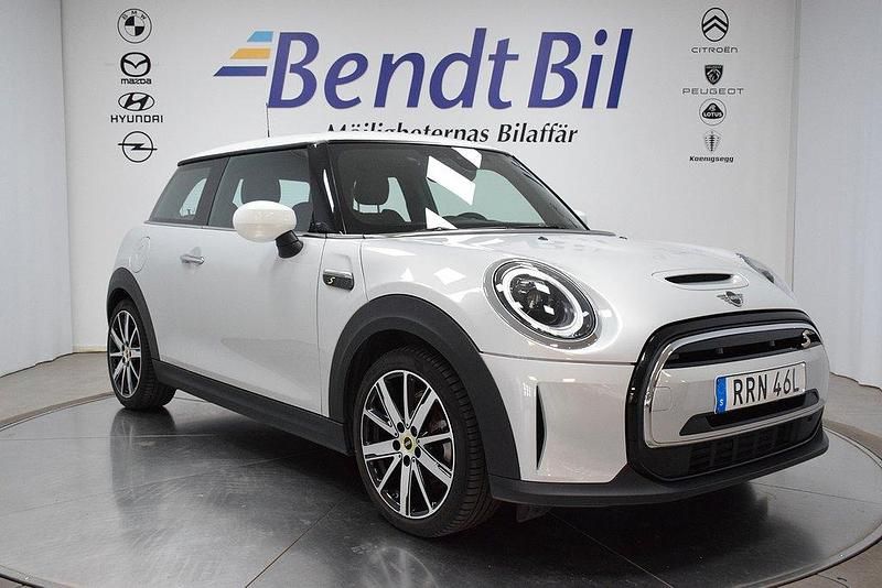 Svart Begagnad 2022 Mini Cooper SE Essential Halvkombi | 209 500 kr (Marknadspris) - Bild 1/4