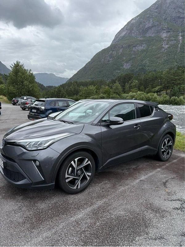 Grå Begagnad 2022 Toyota C-HR Edition SUV | 260 000 kr (Marknadspris) - Bild 1/4