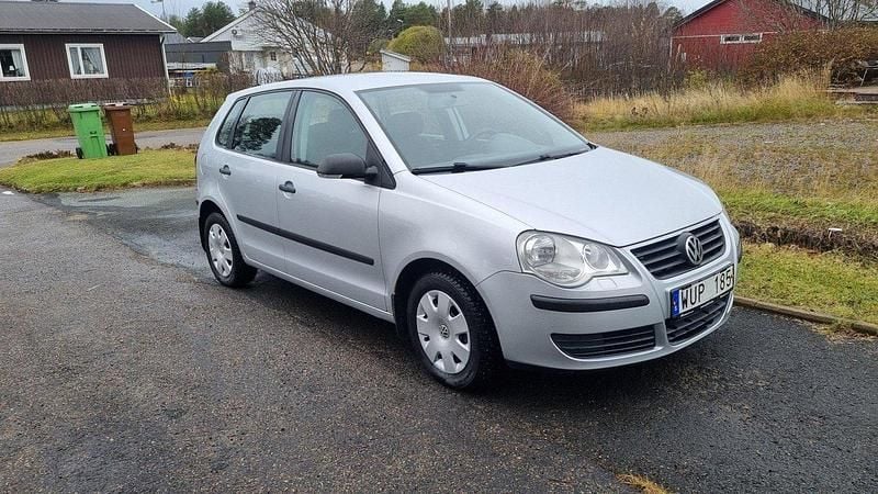 Silver Begagnad 2006 VW Polo Trendline Halvkombi | 29 000 kr (Marknadspris) - Bild 1/4