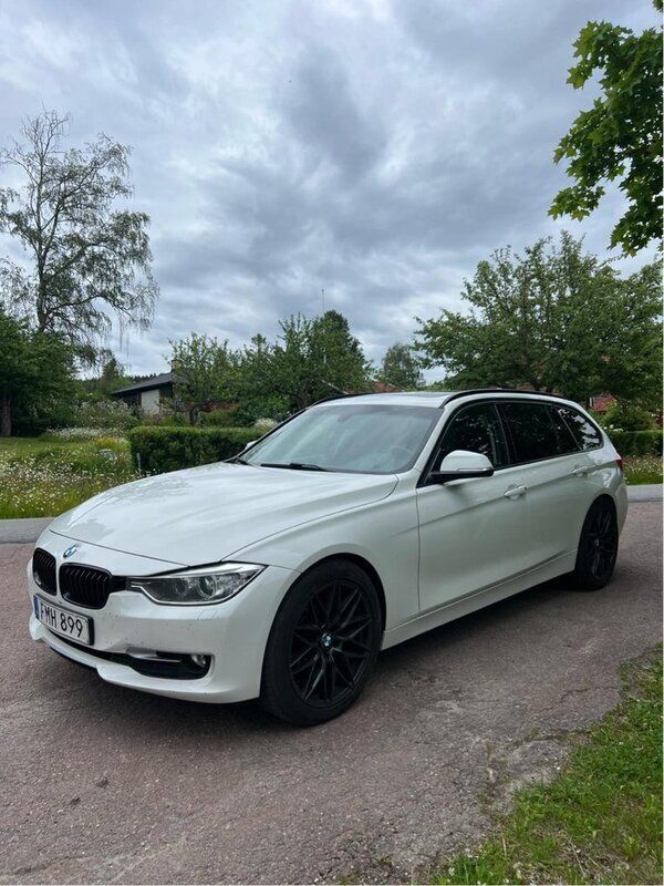 Vit Begagnad 2015 BMW 318 Kombi | 129 000 kr (Marknadspris) - Bild 1/4