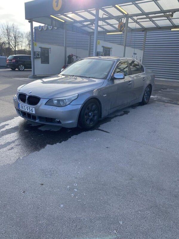 Grå Begagnad 2006 BMW 530 Sedan | 69 000 kr (Marknadspris) - Bild 1/4