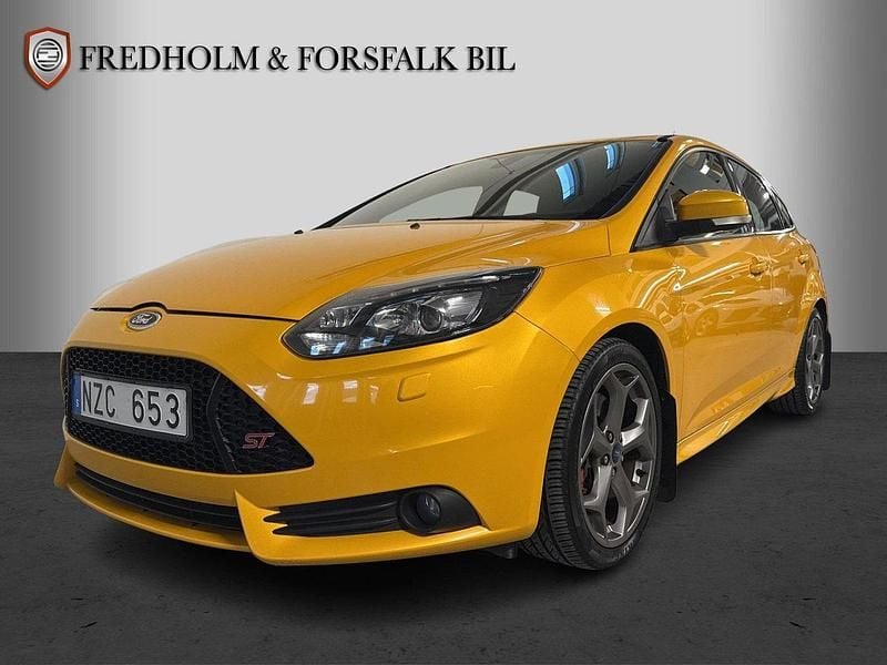 Gul Begagnad 2013 Ford Focus ST Halvkombi | 144 500 kr (Dyr) - Bild 1/4