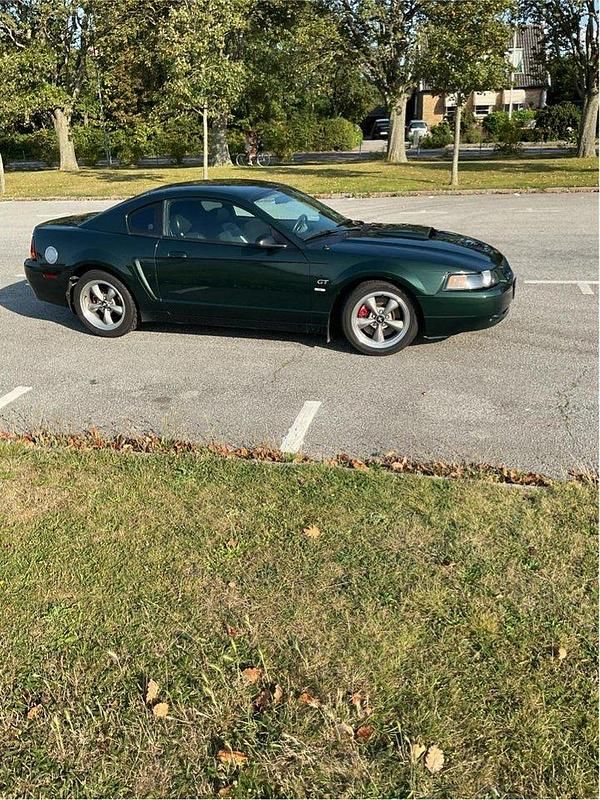 Grön Begagnad 2001 Ford Mustang GT Bullitt Sportkupé | 155 000 kr - Bild 1/4