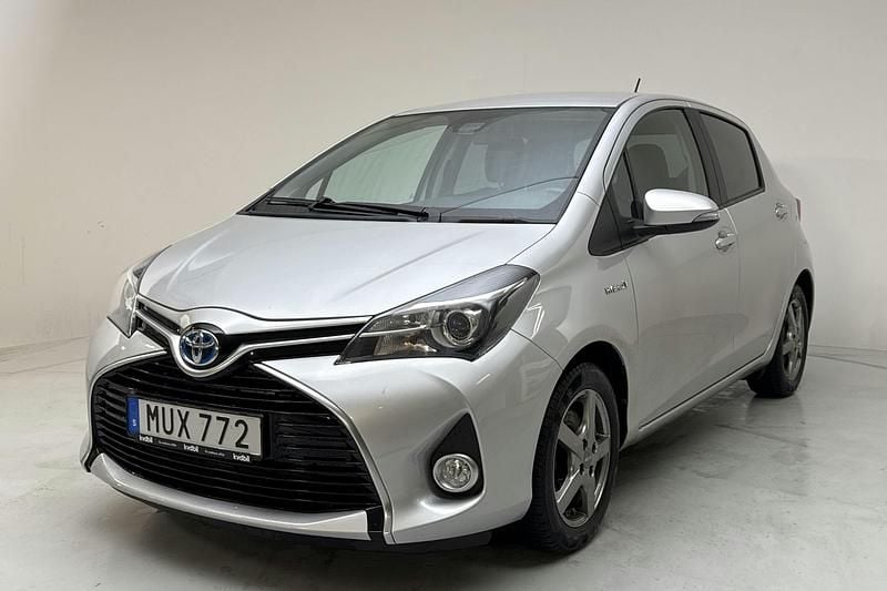 Silver Begagnad 2015 Toyota Yaris Edition Halvkombi | 114 800 kr (Marknadspris) - Bild 1/4