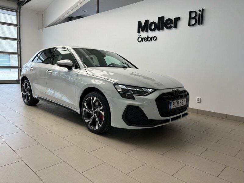 Vit (glaciärvit metallic) Ny 2025 Audi A3 Sportback e-tron S-Line Sedan | 585 600 kr - Bild 1/4