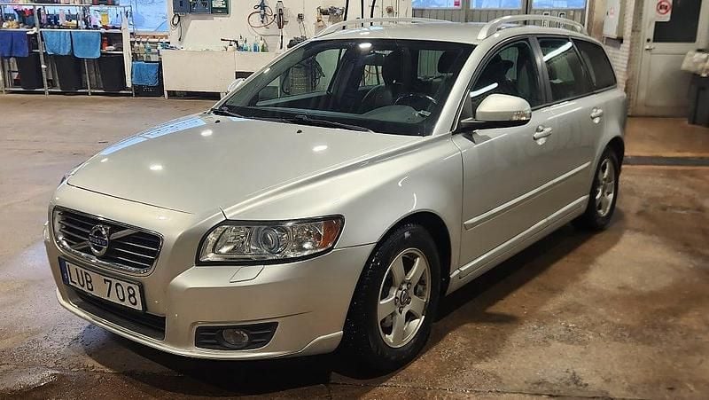 Ljusgrå Begagnad 2011 Volvo V50 Momentum Kombi | 49 900 kr (Bra pris) - Bild 1/4