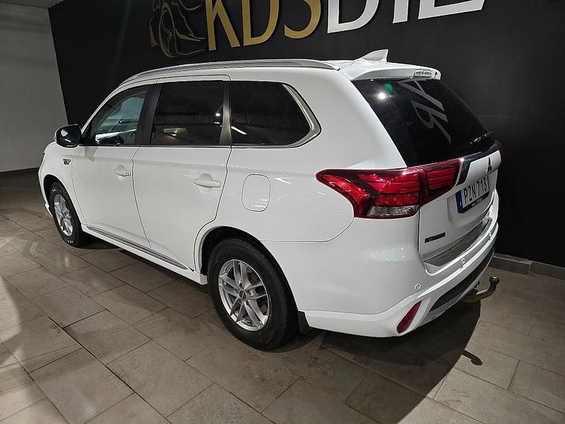 Begagnad Mitsubishi Outlander P-HEV 121 HK (88 kW) 2015 Vit SUV