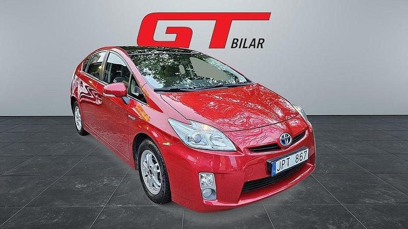 Mörkröd Begagnad 2010 Toyota Prius Halvkombi | 89 900 kr (Lite dyr) - Bild 1/4