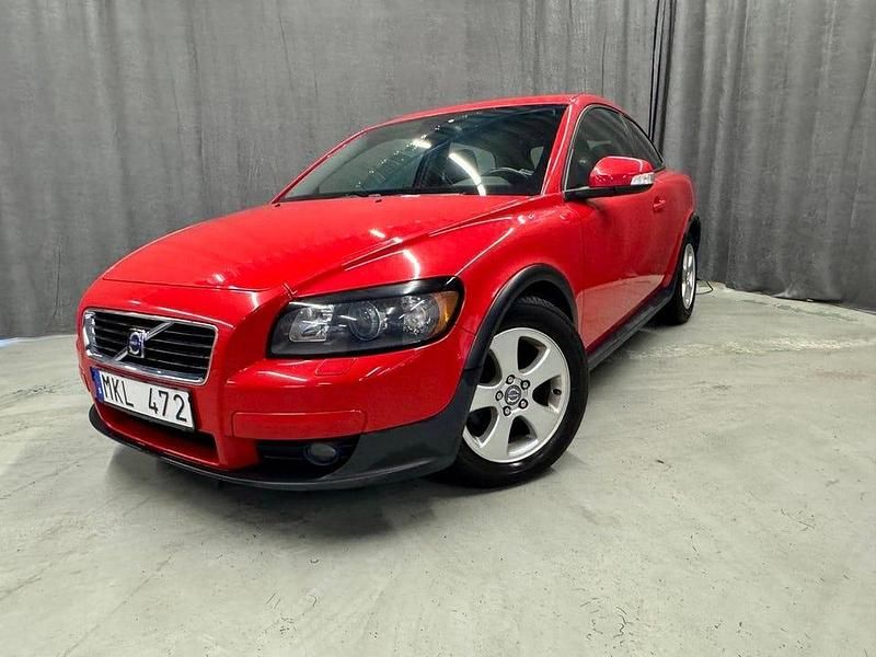 Röd Begagnad 2010 Volvo C30 Momentum Halvkombi | 64 900 kr (Marknadspris) - Bild 1/4