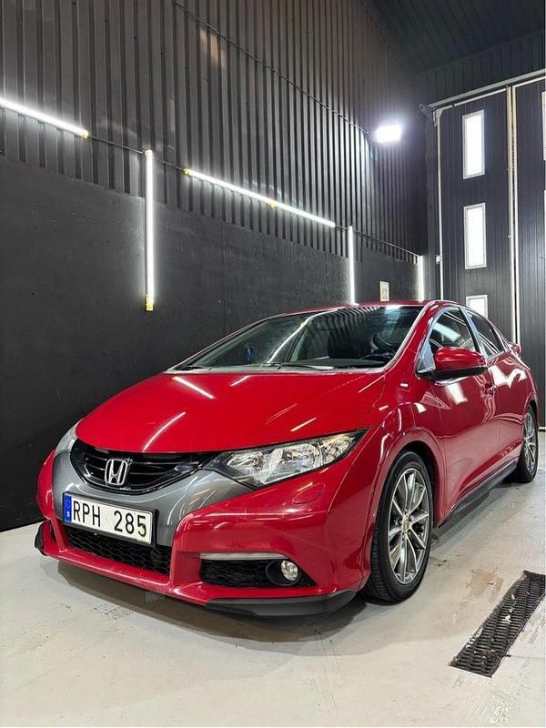 Röd Begagnad 2012 Honda Civic Sport Halvkombi | 59 000 kr (Marknadspris) - Bild 1/4