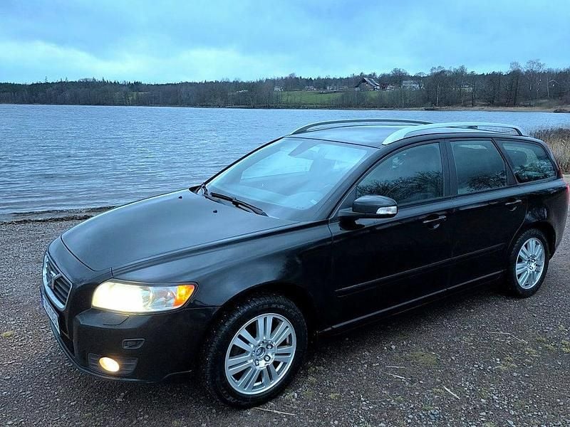 Svart Begagnad 2009 Volvo V50 Summum Kombi | 34 900 kr (Marknadspris) - Bild 1/4