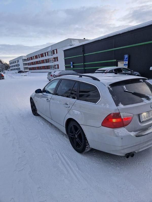 Begagnad BMW 325 218 HK (160 kW) 2006 Kombi