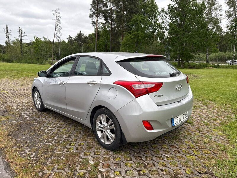 Begagnad Hyundai i30 Sport 111 HK (81 kW) 2012 Silver Halvkombi