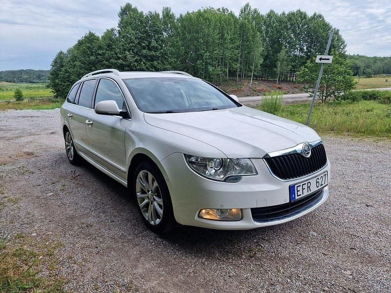 Vit Begagnad 2012 Skoda Superb Kombi | 100 000 kr (Marknadspris) - Bild 1/4