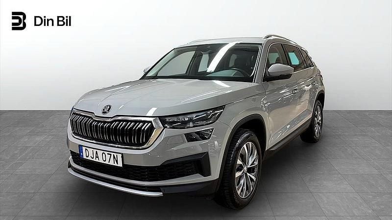 Grå (steel grey) Begagnad 2022 Skoda Kodiaq Style SUV | 393 900 kr (Marknadspris) - Bild 1/4
