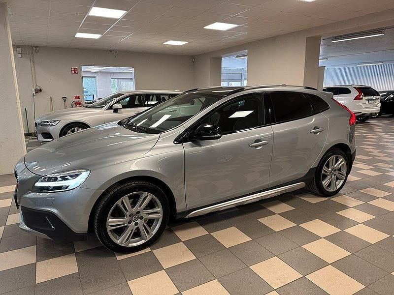 Silver Begagnad 2018 Volvo V40 CC Summum Kombi | 204 800 kr (Marknadspris) - Bild 1/4