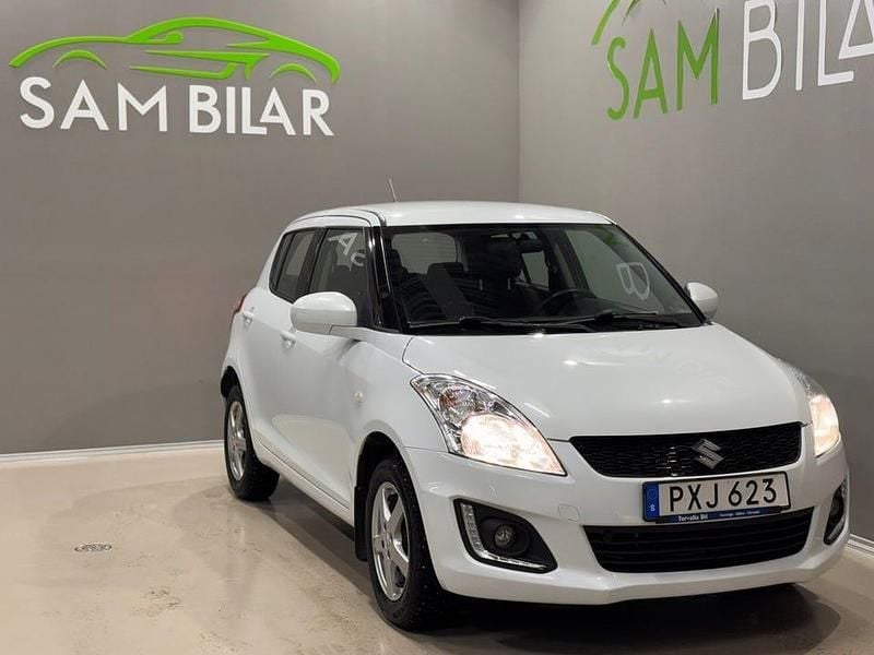 Vit Begagnad 2016 Suzuki Swift Halvkombi | 109 900 kr (Marknadspris) - Bild 1/4