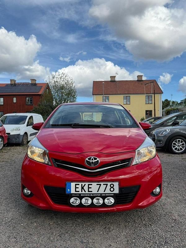 Röd Begagnad 2012 Toyota Yaris Active Halvkombi | 59 500 kr (Marknadspris) - Bild 1/4