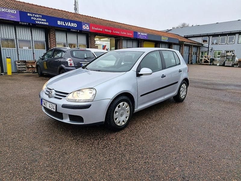Begagnad VW Golf IV Trendline 102 HK (75 kW) 2006 Silver Halvkombi