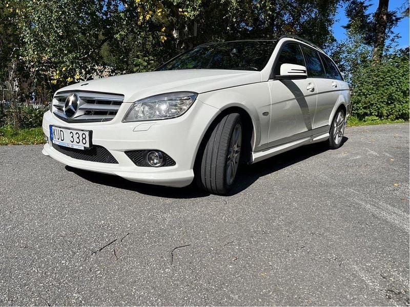 Vit Begagnad 2011 Mercedes C180 AMG Kombi | 90 000 kr (Superpris) - Bild 1/4