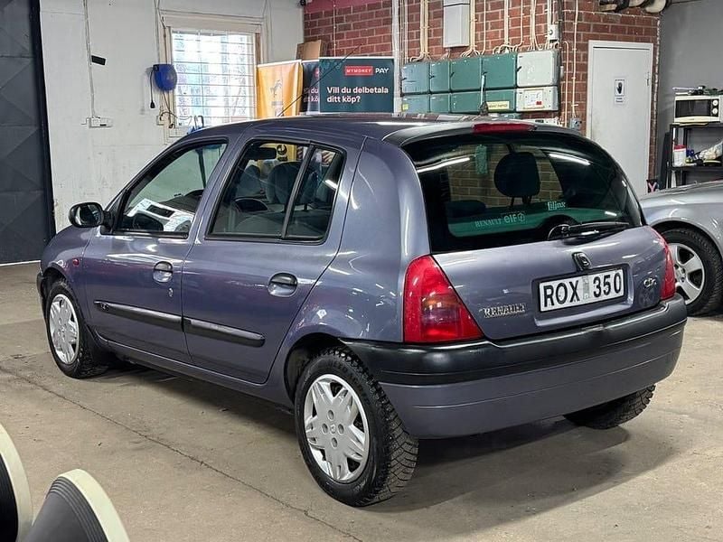 Begagnad Renault Clio II 75 HK (55 kW) 2000 Blå Halvkombi