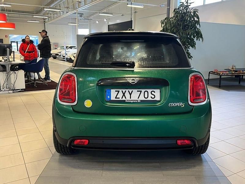Begagnad Mini Cooper Essential 135 kW (184 HK) 2023 British racing green iv metallic Halvkombi