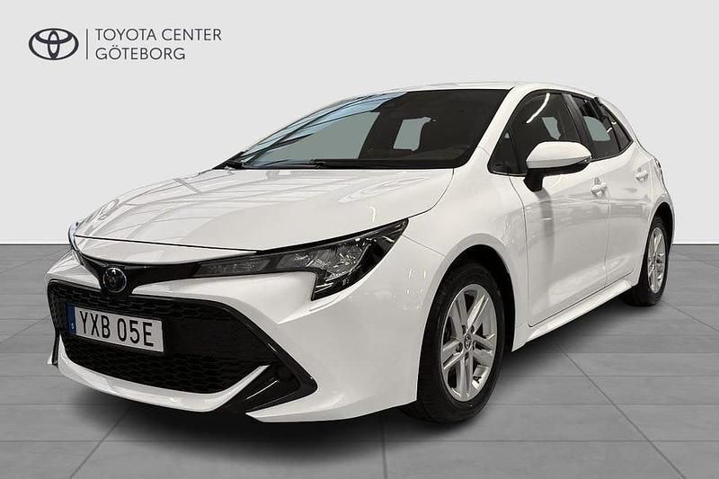 Vit Begagnad 2022 Toyota Corolla Hybrid Active Halvkombi | 239 900 kr (Marknadspris) - Bild 1/3