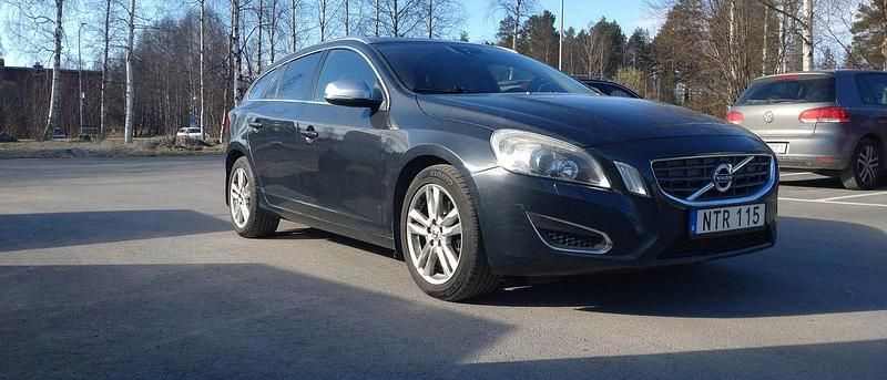 Grå Begagnad 2012 Volvo V60 Summum Kombi | 68 900 kr (Marknadspris) - Bild 1/4