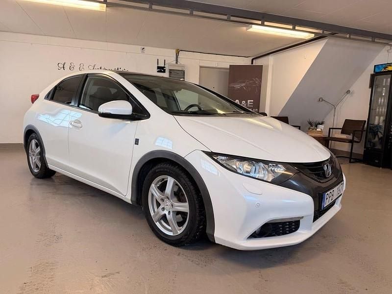 Begagnad Honda Civic Executive 150 HK (110 kW) 2012 Vit Halvkombi