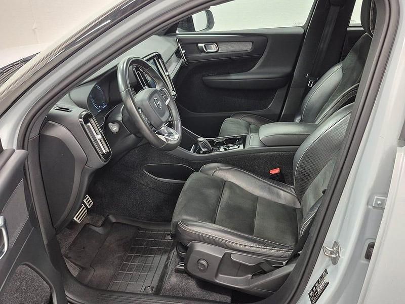 Begagnad Volvo XC40 R-Design 150 HK (110 kW) 2020 Silver (glaciärsilver metallic) SUV