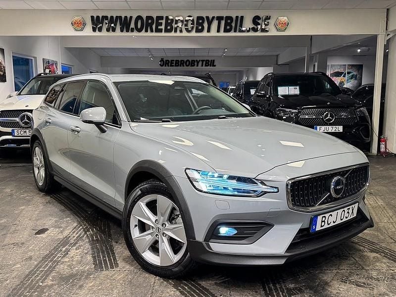 Grå Begagnad 2023 Volvo V60 CC Core Kombi | 384 900 kr (Marknadspris) - Bild 1/4