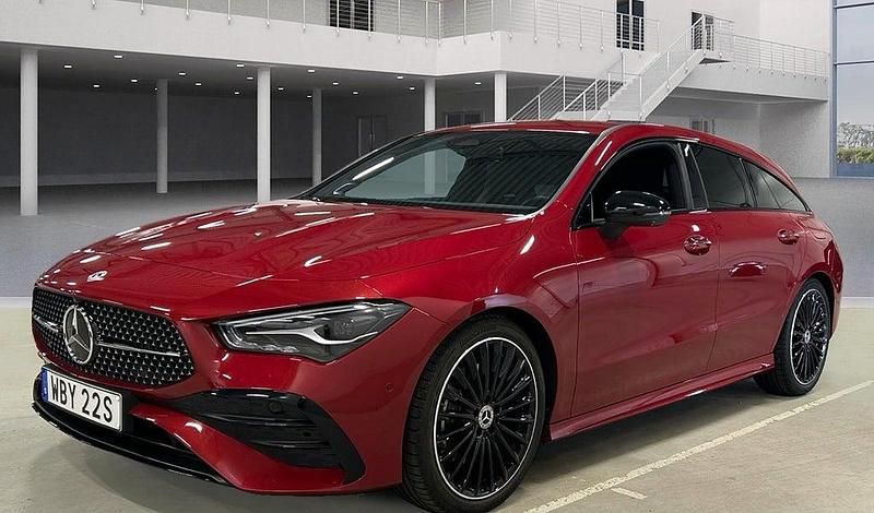 Röd Begagnad 2024 Mercedes CLA200 Shooting Brake Kombi | 378 500 kr (Marknadspris) - Bild 1/4