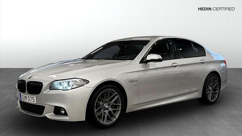 Silver Begagnad 2016 BMW 520 M Sport Sedan | 250 000 kr (Dyr) - Bild 1/4