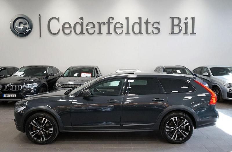 Grå Begagnad 2018 Volvo V90 CC Momentum Kombi | 229 900 kr (Lite dyr) - Bild 1/4