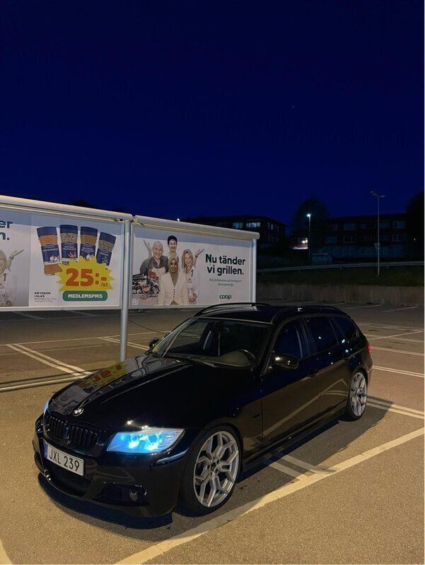 Svart Begagnad 2010 BMW 320 Comfort Edition Kombi | 75 000 kr (Marknadspris) - Bild 1/4