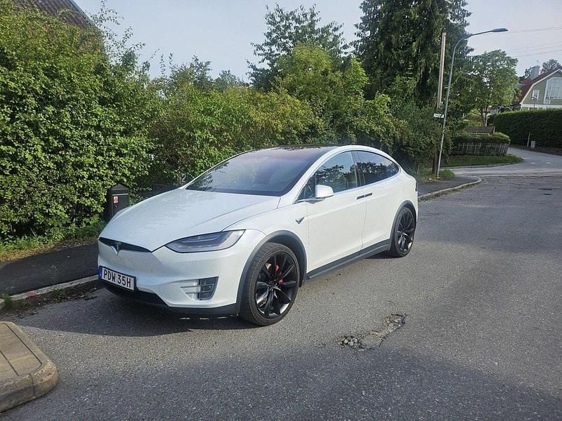 Vit Begagnad 2021 Tesla Model X SUV | 649 000 kr - Bild 1/4