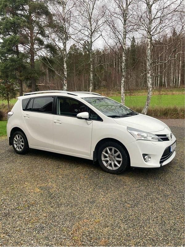 Vit Begagnad 2016 Toyota Verso Active Minibuss | 125 000 kr (Marknadspris) - Bild 1/4
