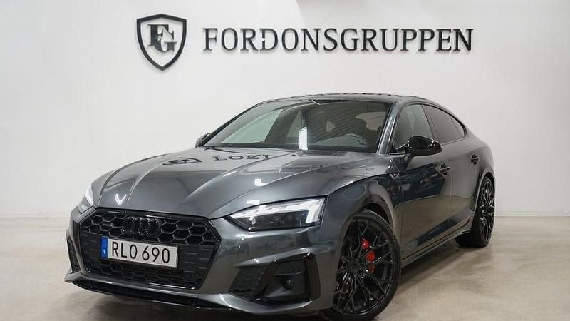 Grå Begagnad 2020 Audi A5 Sportback Edition .1 Halvkombi | 394 800 kr (Marknadspris) - Bild 1/4