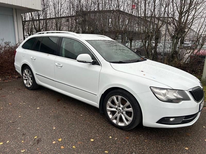 Begagnad 2015 Skoda Superb Kombi | 74 950 kr (Marknadspris) - Bild 1/4