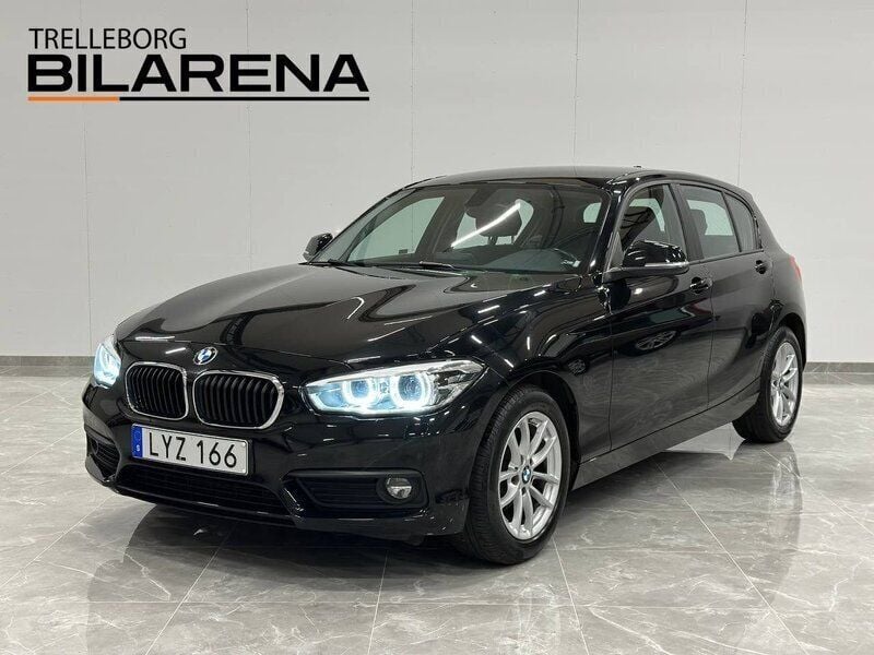 Svart Begagnad 2018 BMW 118 Advantage Halvkombi | 159 900 kr (Marknadspris) - Bild 1/4